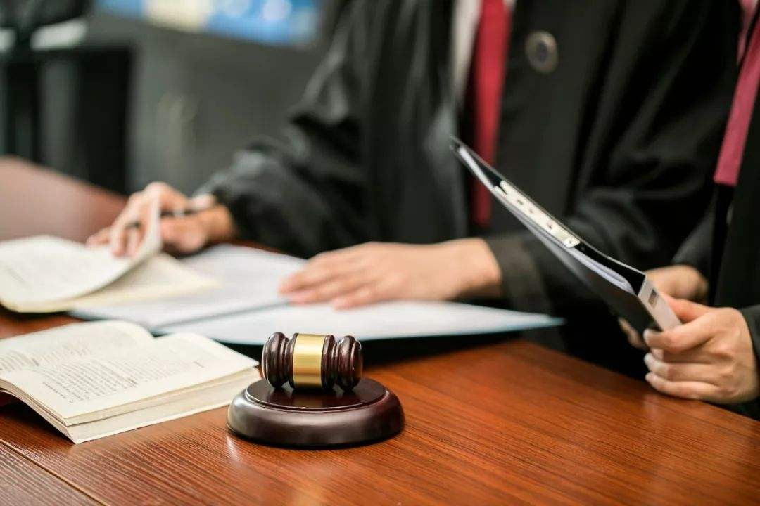 1、交通事故请律师多少钱:一般2万元以上的交通事故需要律师。请律师的费用是多少?