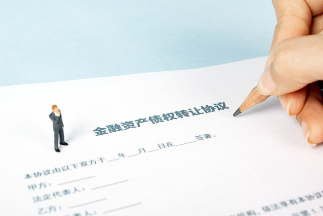 在原、被告之间的合同纠纷诉讼中,原告将合同的权利、义务和债权转让给另一家公司,并征得了被告的同意。原告欲诉诸法律